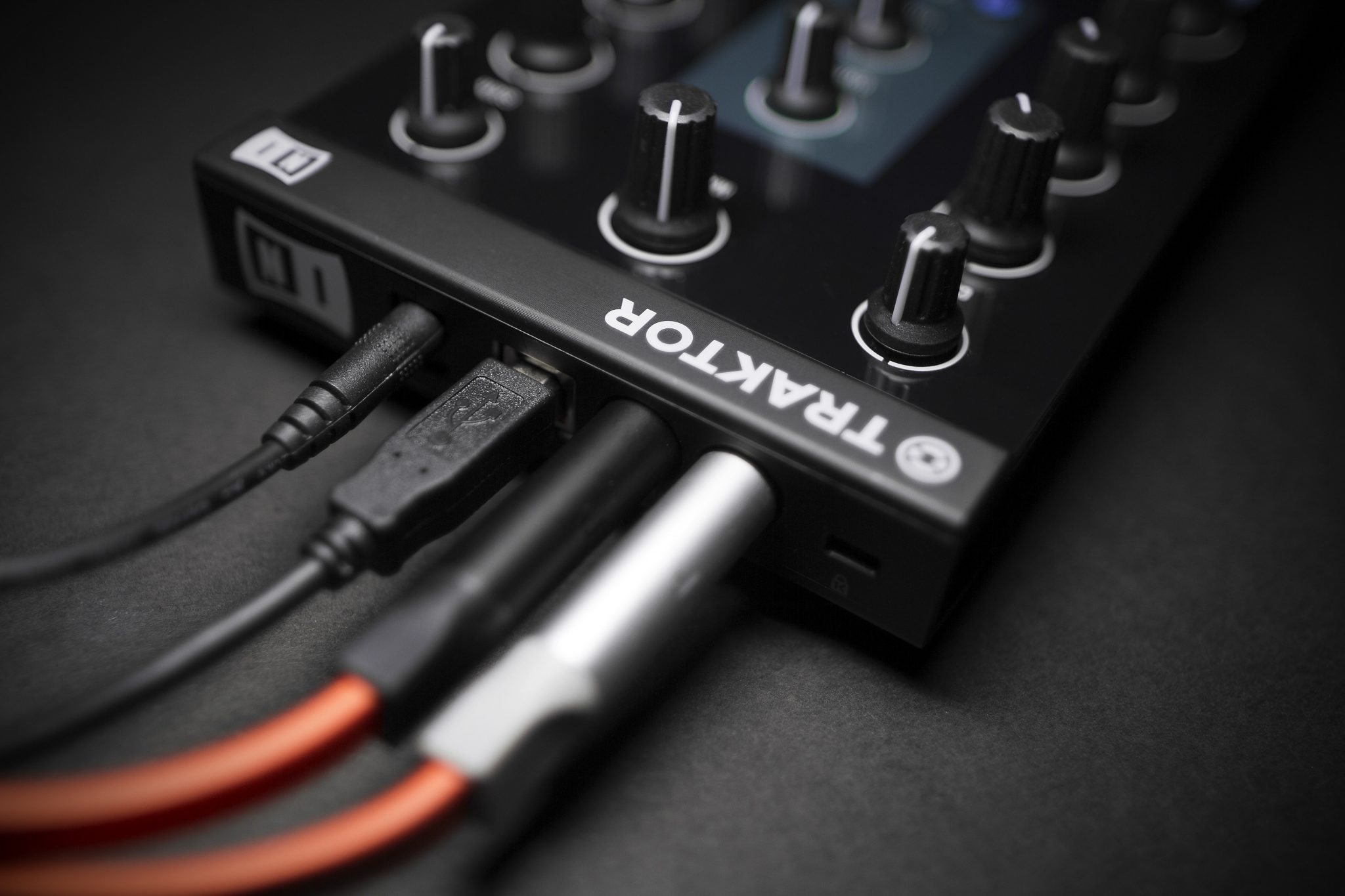 REVIEW: Traktor Kontrol Z1 DJ Controller – DJWORX