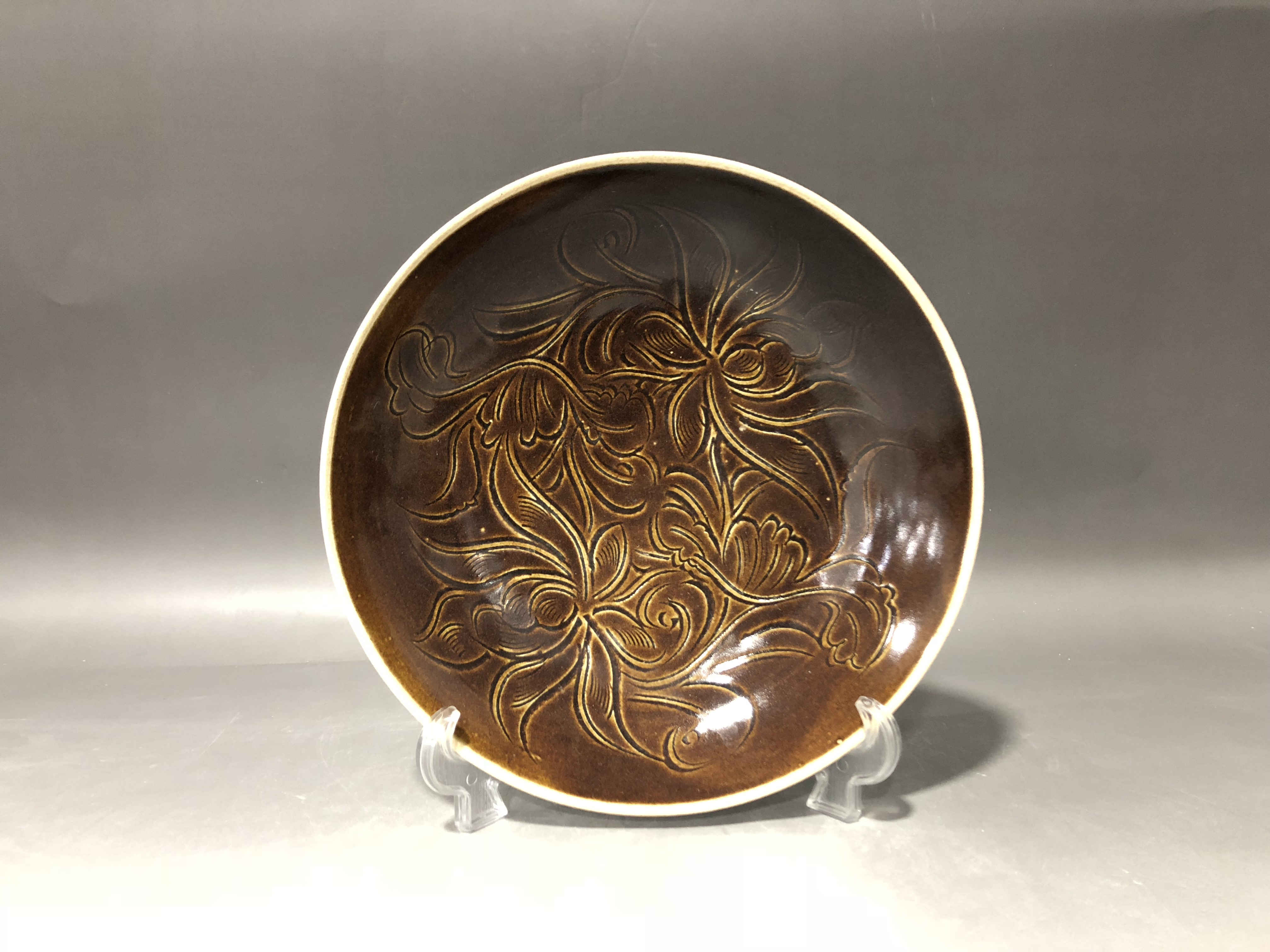 宋·定窑“易定”款酱釉刻划花卉纹盘_精品展厅_ 国珍府文物鉴定（北京