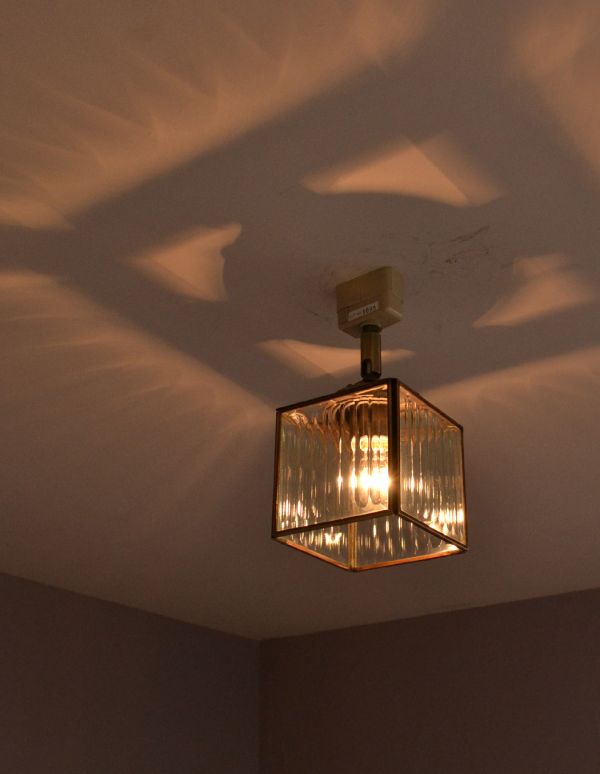 立方体型がお洒落、ストライプガラスのシーリングライト（電球セット