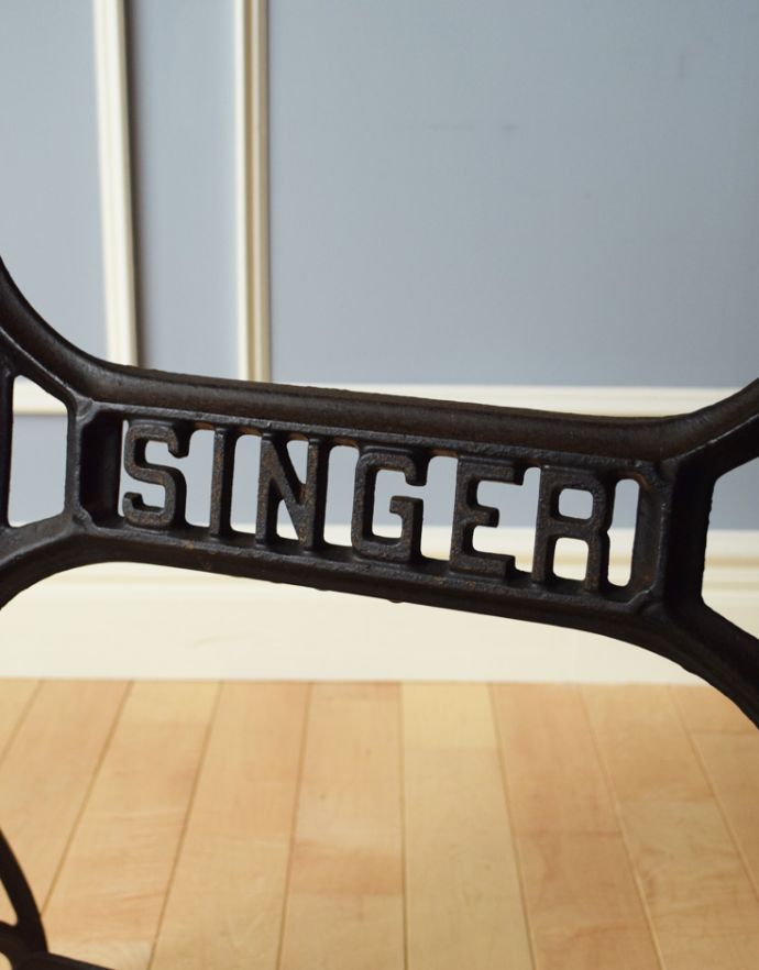 現代にもファンが多い「SINGER」のアンティークミシンテーブル(x-821-f