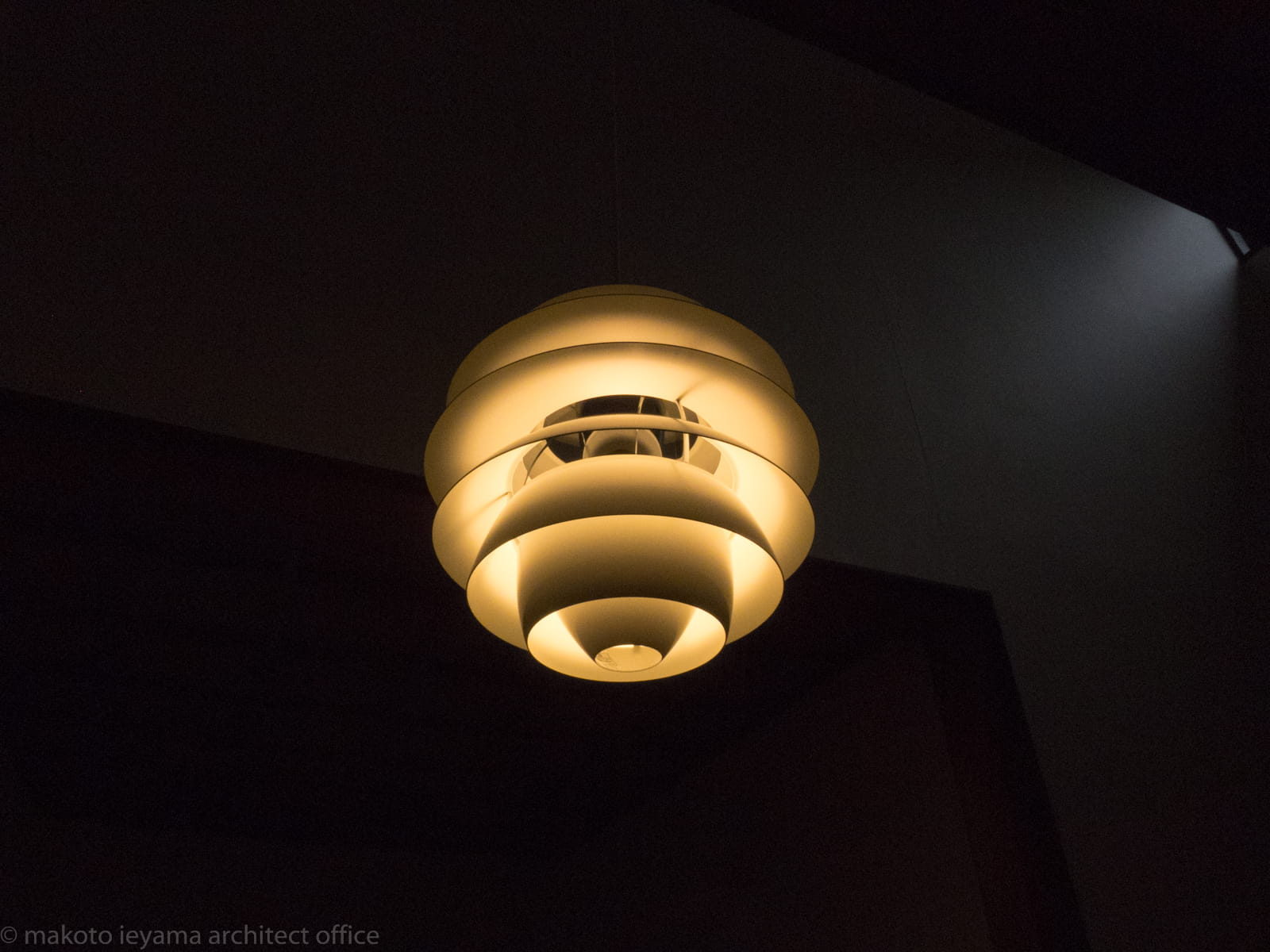 ルイスポールセンのスノーボールがつきました 末町の家 | 家山真建築