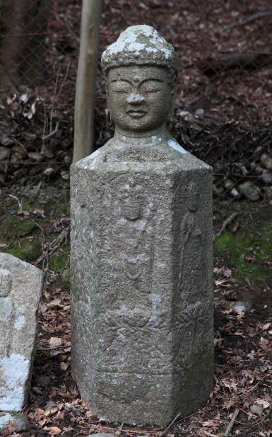 洞（ほら）の仏頭石