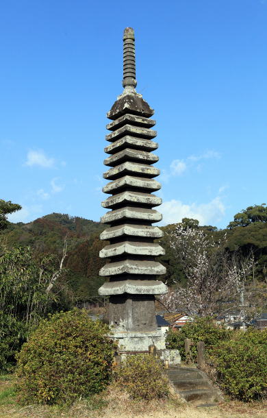 上岡（かみおか）十三重石塔