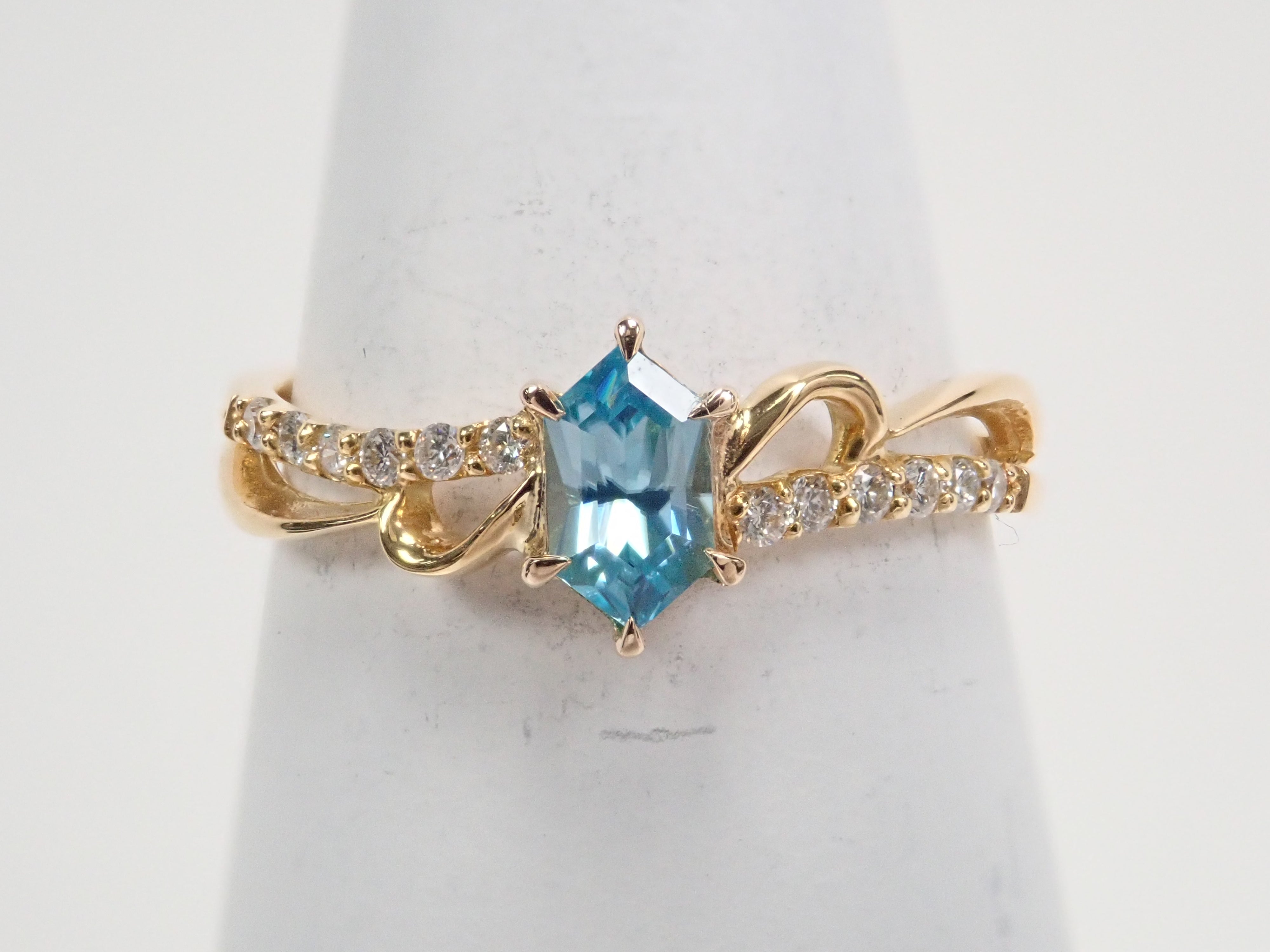 K18YGカンボジア産ブルージルコン0.51ct・ダイヤモンドリング