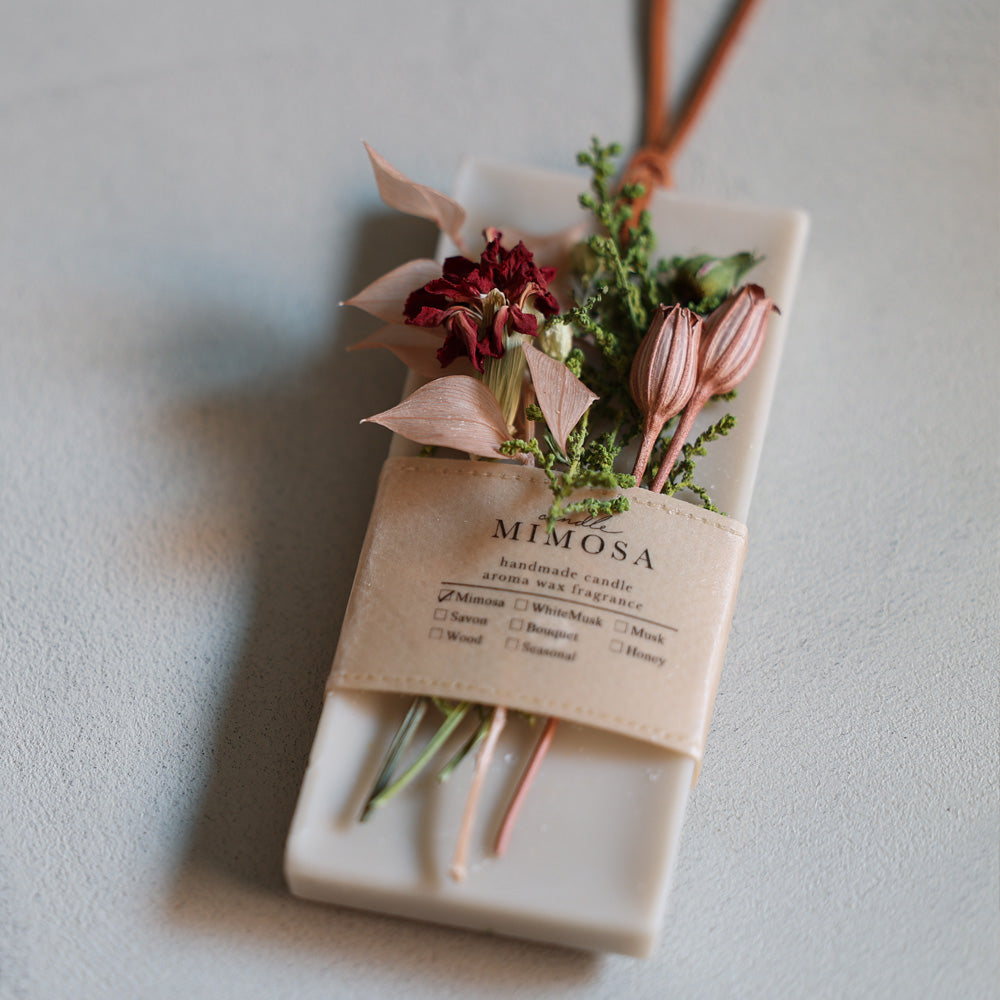 カーネーションを添えたアロマワックスサシェ MIMOSA Mini Aromawax