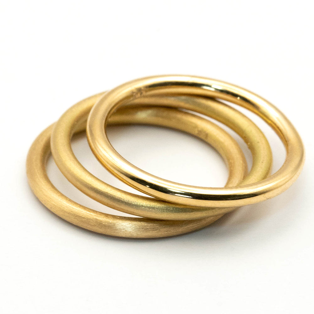 18金製の細いリング、ピンキーリングから重ねづけまで、0号〜15号対応