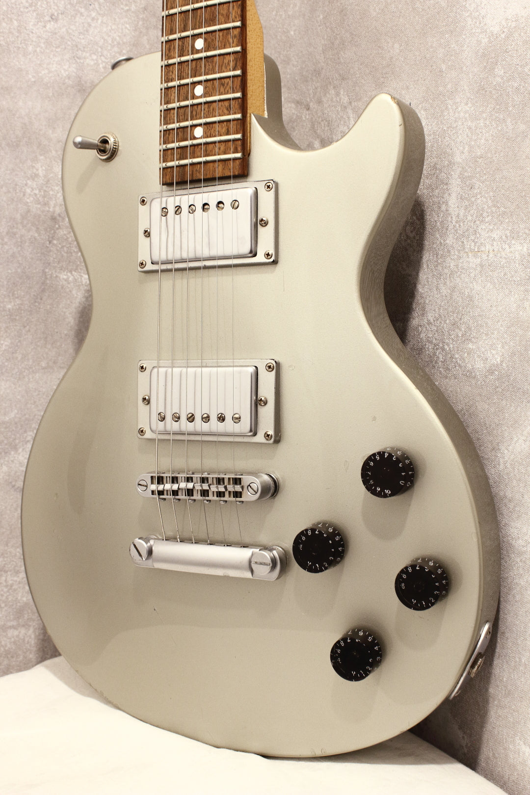 Charvel Refinement R-S43 Silver 1999 – Topshelf Instruments
