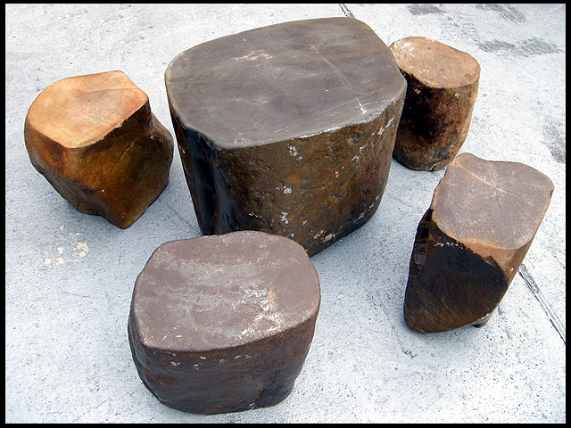 お庭にいかがですか？天然石テーブル・イス 庭石・鑑賞石 店頭販売して