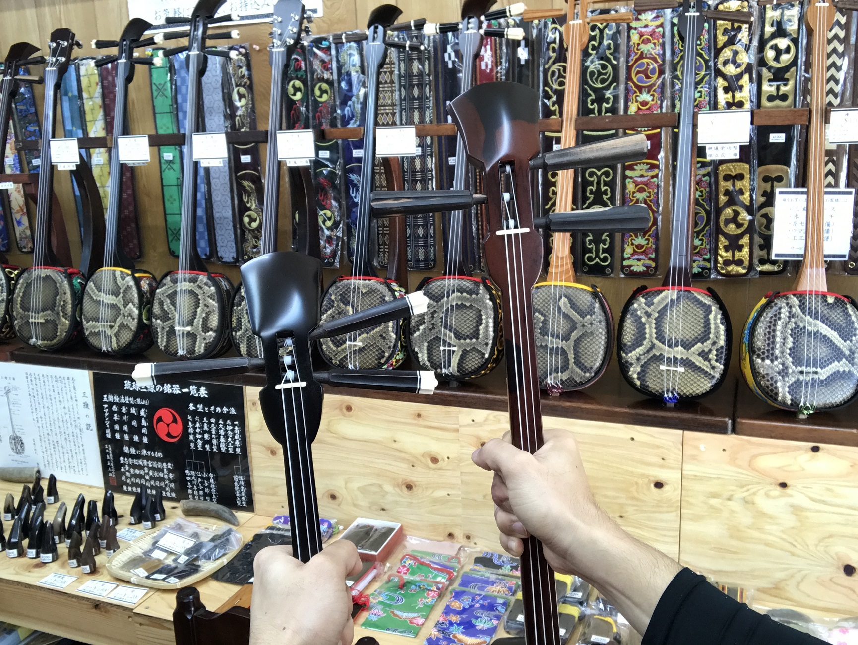 ◇本格◇縞黒檀三線（両面本皮一枚張り） 【8点セット付き】 三線