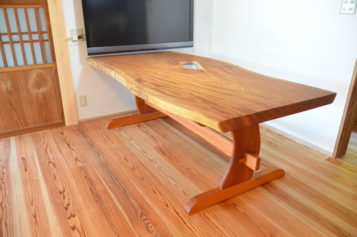 ケヤキ穴あき一枚板ダイニングテーブル(南伊勢町K様邸その後…) | 無垢