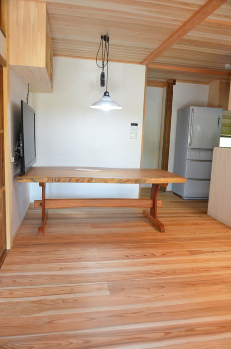 ケヤキ穴あき一枚板ダイニングテーブル(南伊勢町K様邸その後…) | 無垢