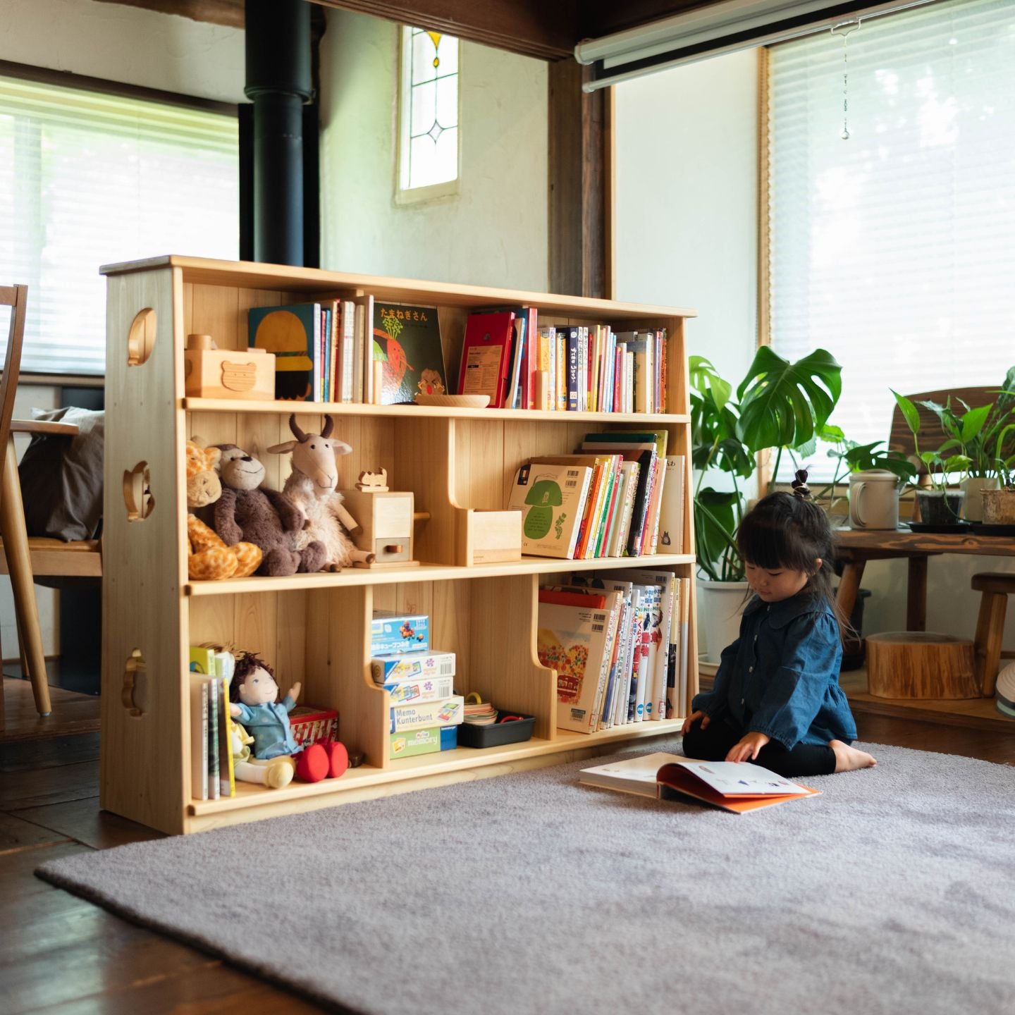300冊収納できる国産ヒノキの大容量絵本棚｜スリムでお部屋になじむ