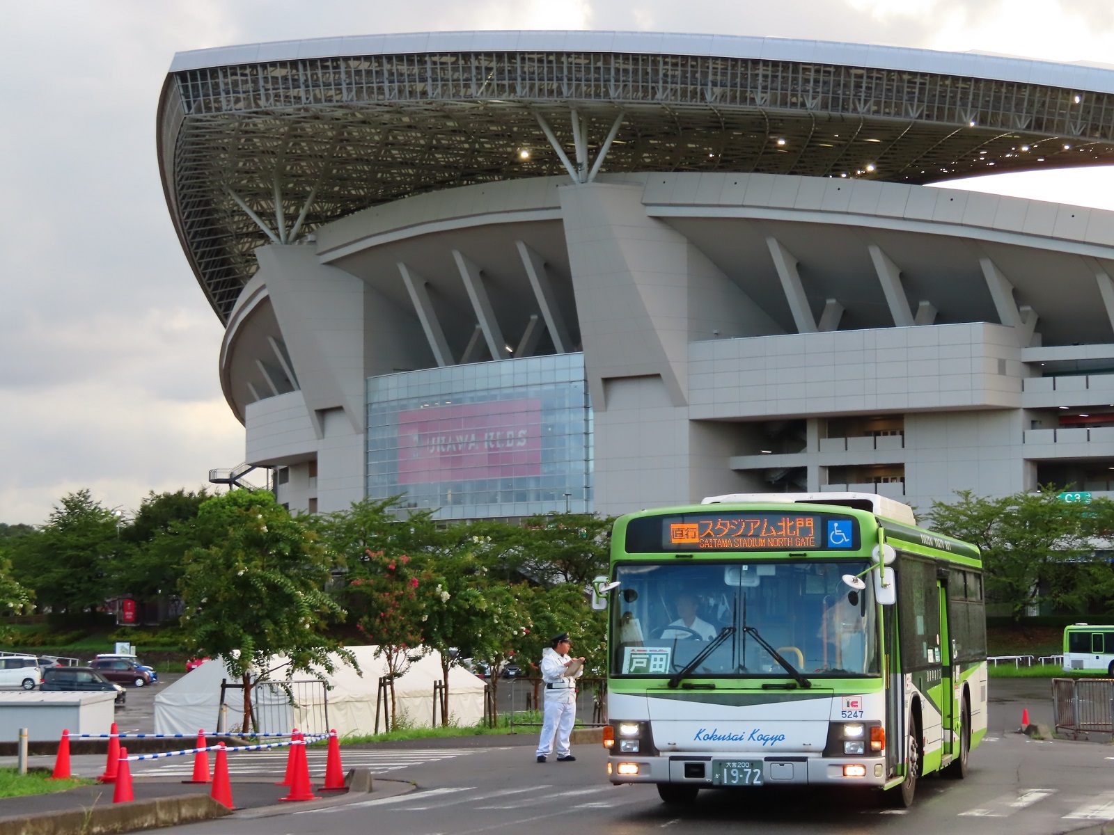 浦和美園～埼玉スタジアム線】浦和レッドダイヤモンズ選手による車内