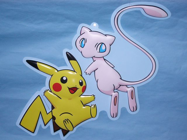 ピカチュウ&ミュウの壁掛け: いそがないで歩こう