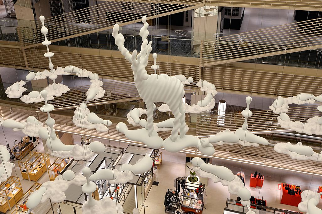 宙に浮かぶ巨大な彫刻にダンサーが舞う！au 5G、ARなどが可能にした