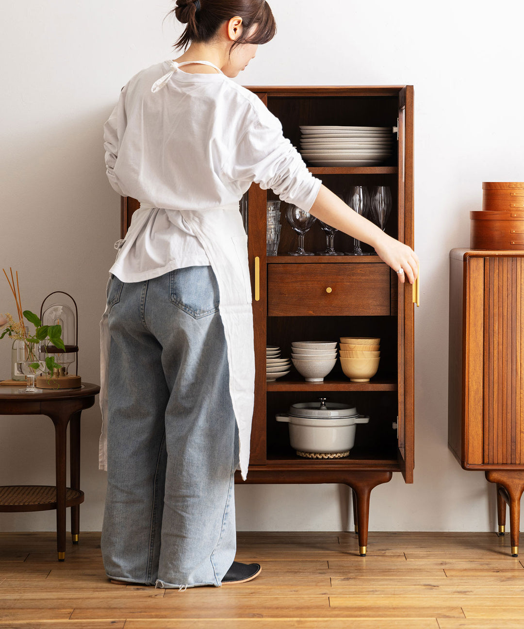 JULIE ハイキャビネット ダークブラウン ポプラ材 - 北欧デザインの波