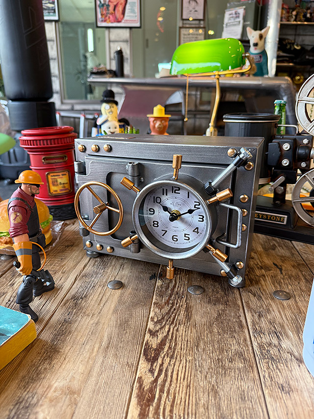 楽天市場】銀行の金庫みたいな デスククロック シークレットボックス