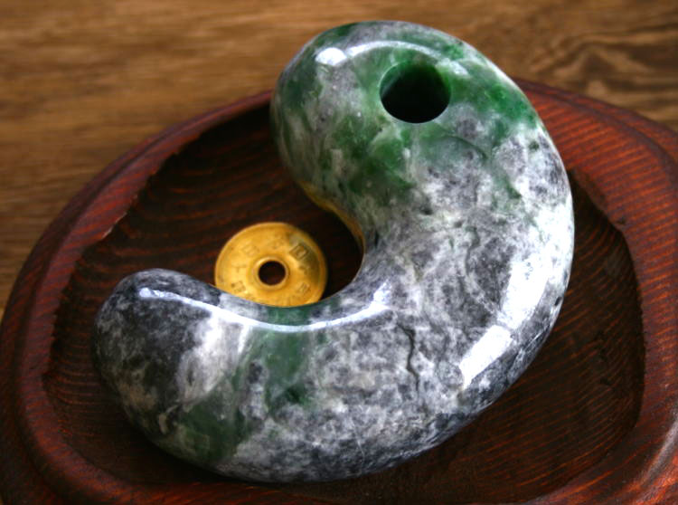 楽天市場】糸魚川翡翠巨大勾玉 M01398真隆 作98mm*70mm*30mm : 糸魚川