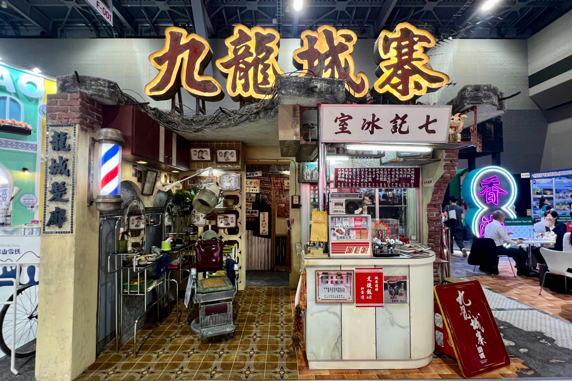 香港ブースは「九龍城砦」の映画セットが大迫力！ 廃れた中華飯店に