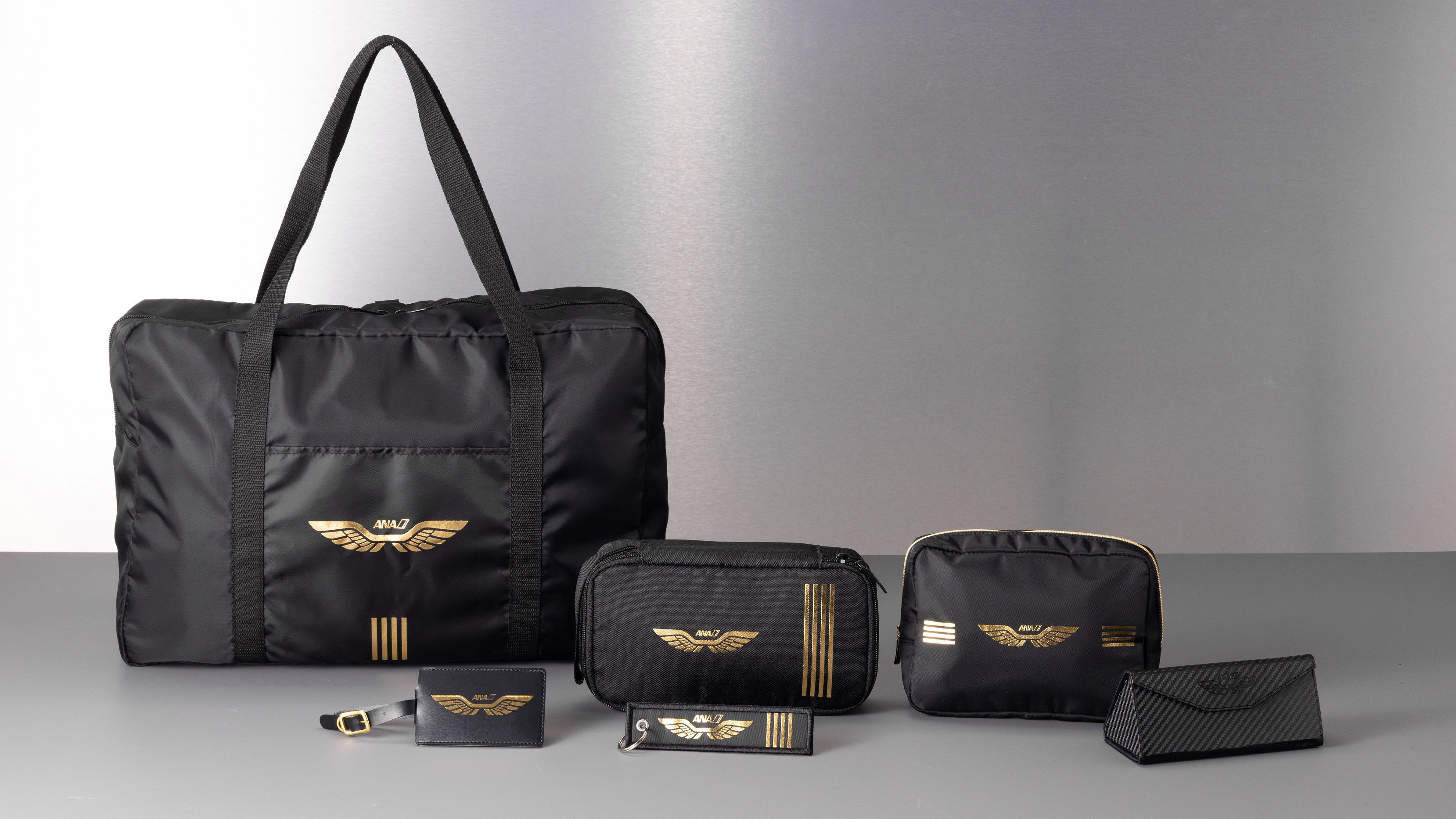 ANA、パイロット制服イメージしたボストンバッグ/ガジェットポーチ