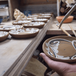 壺屋焼とは | 壺屋陶器事業協同組合