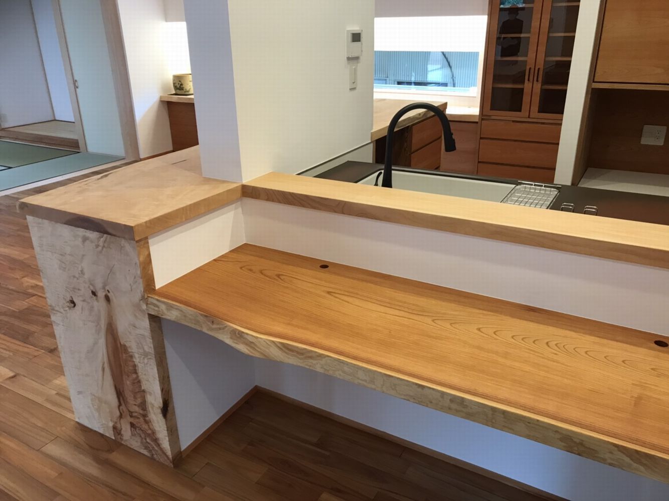 ご新築の作り付け一枚板 | 無垢一枚板「栃」テーブル【上杉木材店