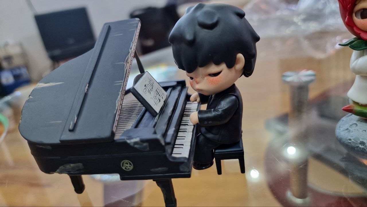 Hirono The Pianist Figure - POP MART (United States)