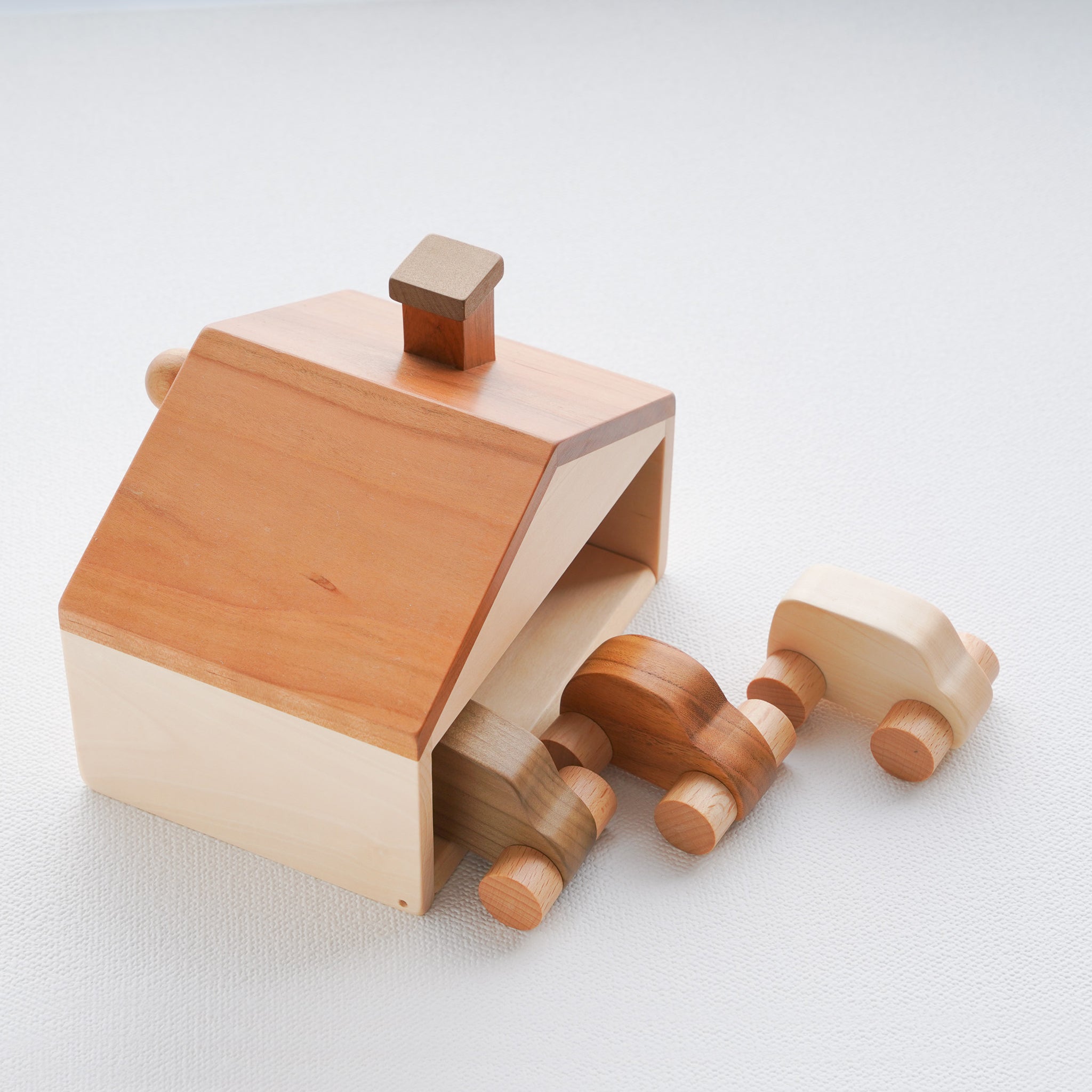 車が飛び出す木のお家 – なかよしライブラリー