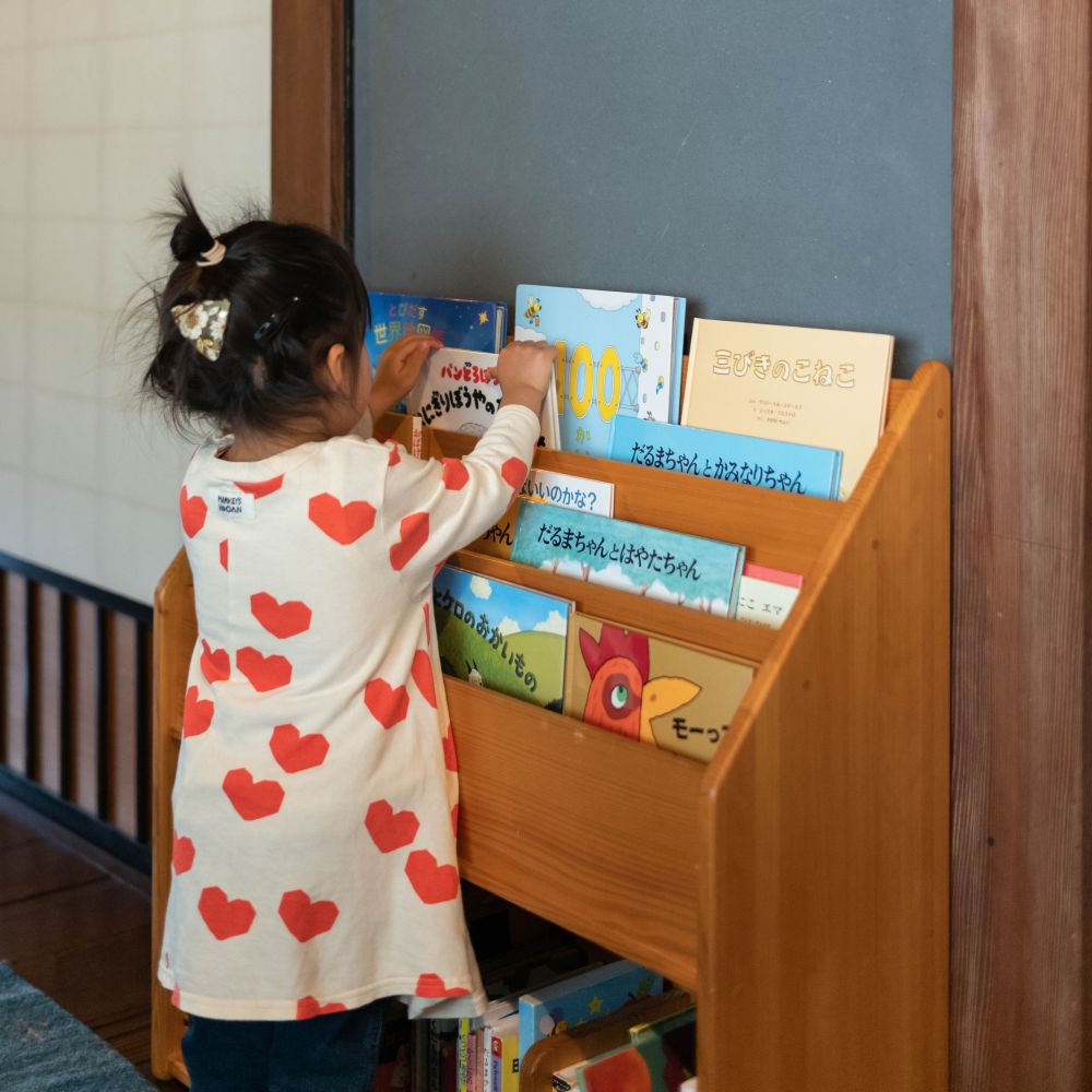 表紙が見える絵本棚 国産ひのき使用 – なかよしライブラリー