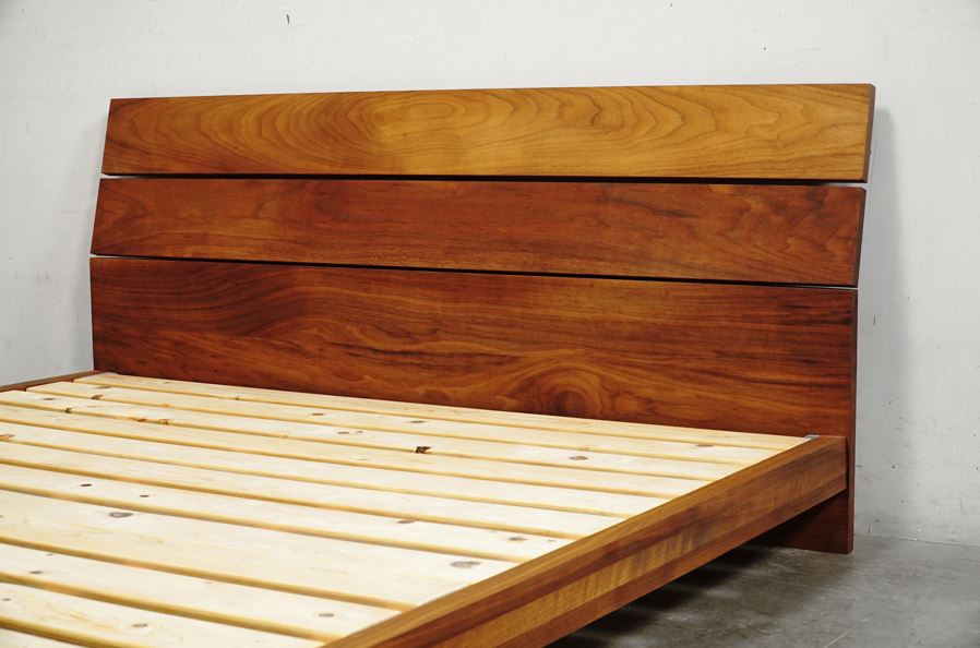 TANI マスターウォール クイーンサイズ ベッドフレーム ウォールナット