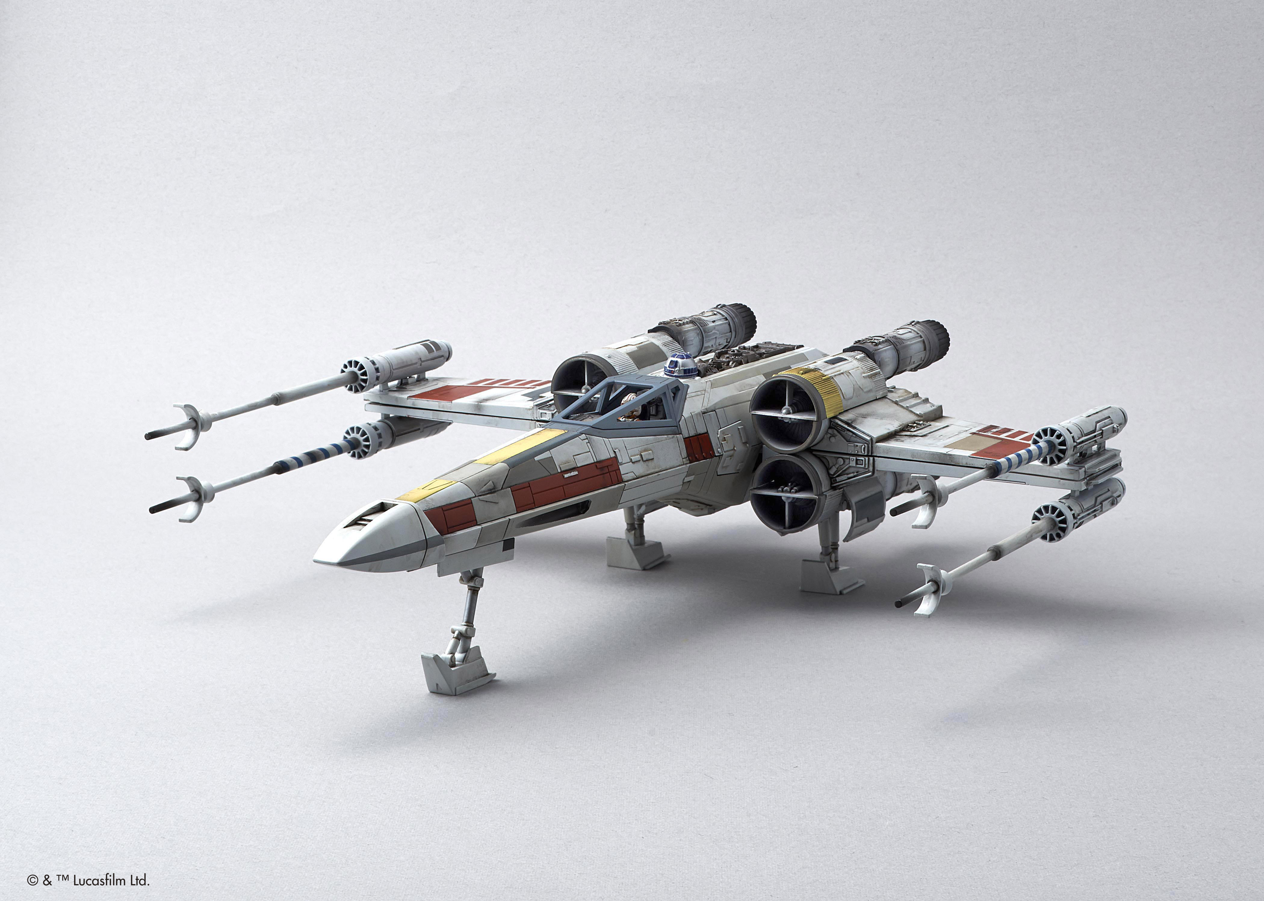 映画「スター・ウォーズ」より、ルークの愛機Xウイングが 光り鳴動する