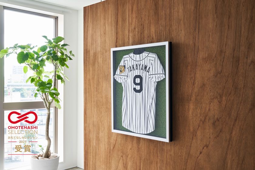 プレミアムでミニマルなアルミ額縁「ALUMIUMシリーズ」と 作品のセット