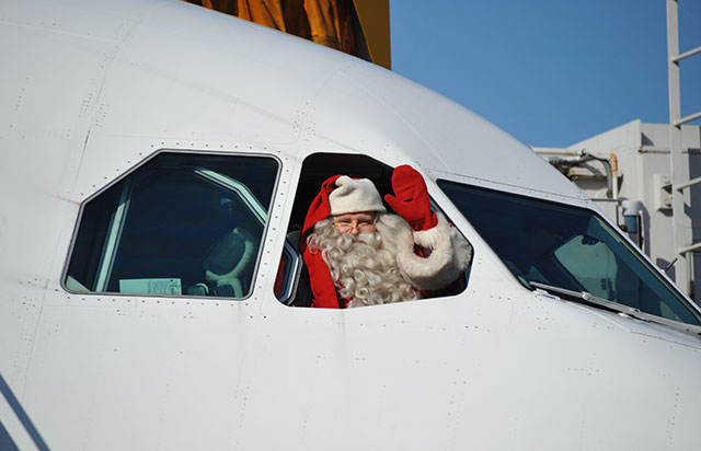 サンタさん、成田に降り立つ 子どもと大人に笑顔プレゼント