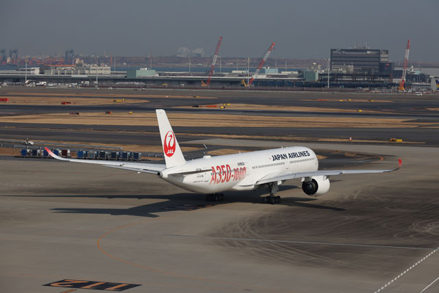 JAL、A350-1000が就航1周年 初便と同じNY行きで記念品