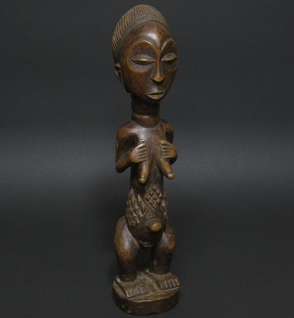 女性の祖霊像<アフリカの木彫り像：アフリカ雑貨アザライ