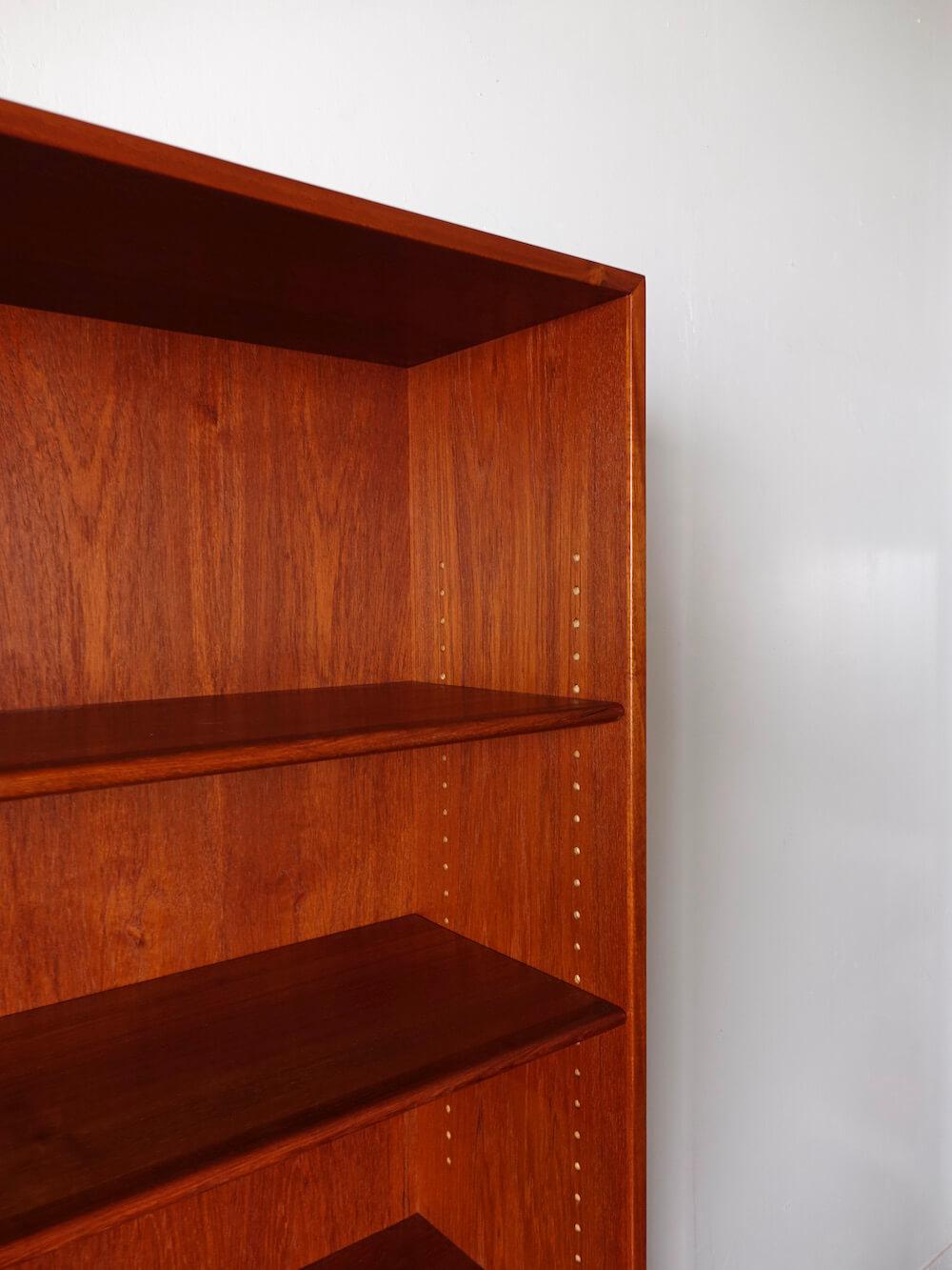 Bellbet | RY8 Bookshelf in teak by Hans J. Wegner for RY mobler in