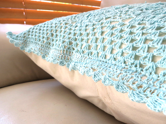 手編みレース・クロシェットのクッションカバー・ブルー47×47cm