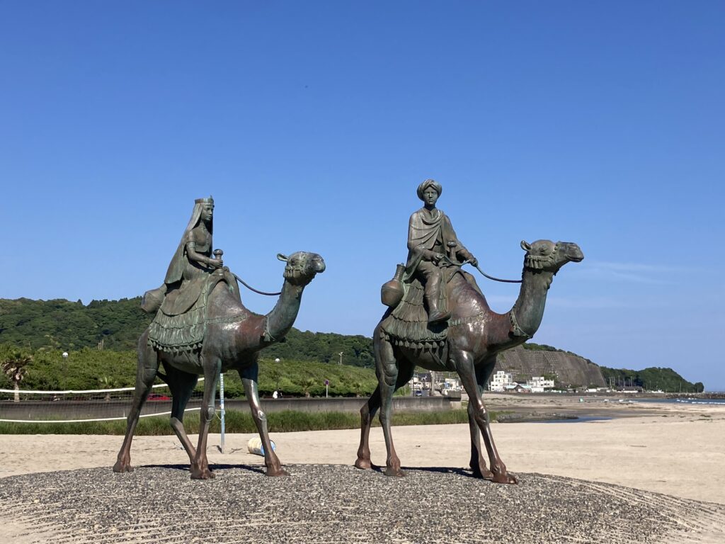 月の砂漠記念像