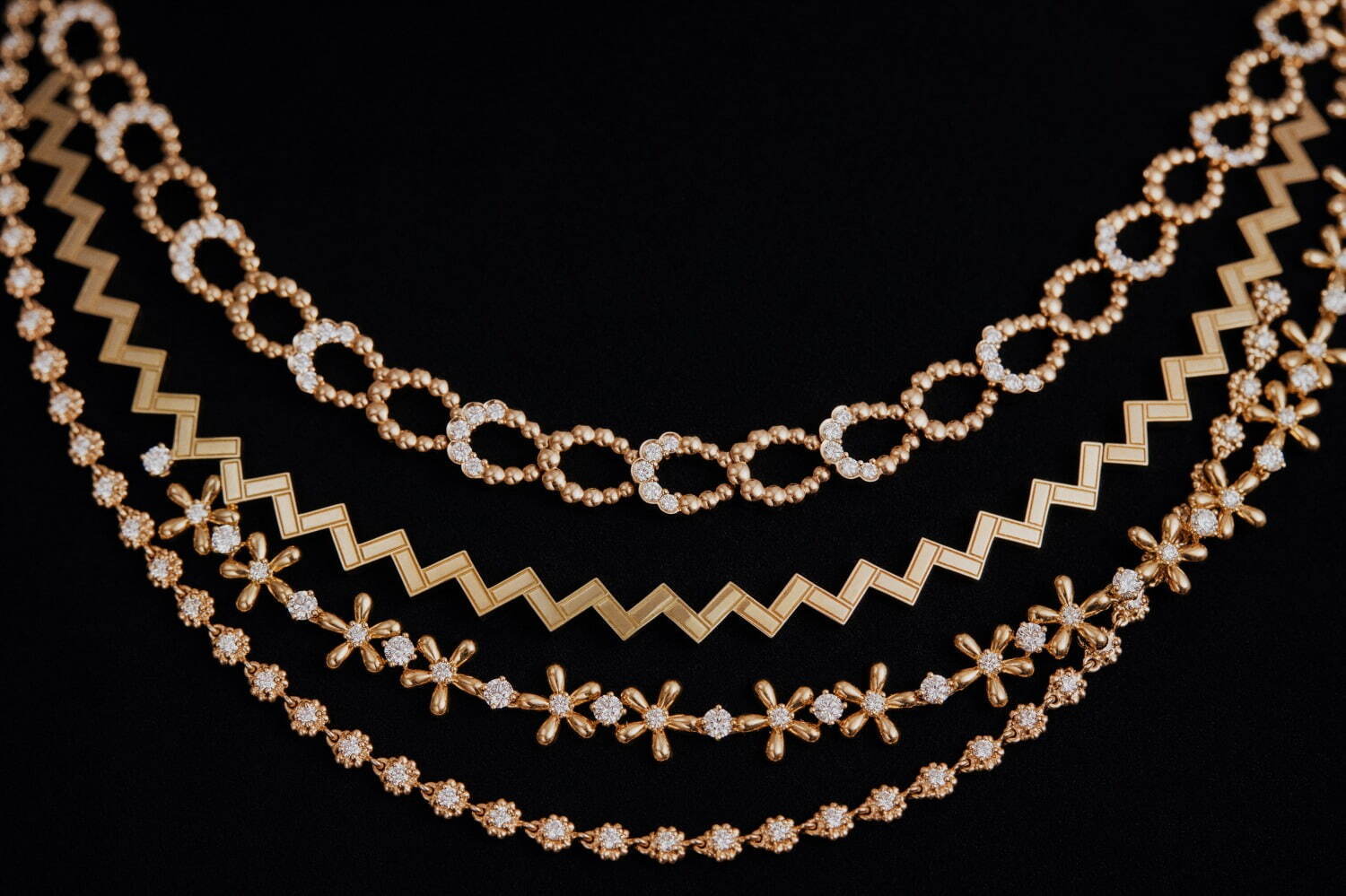 ガロン ディオール」花やジグザグモチーフを組み合わせたファイン