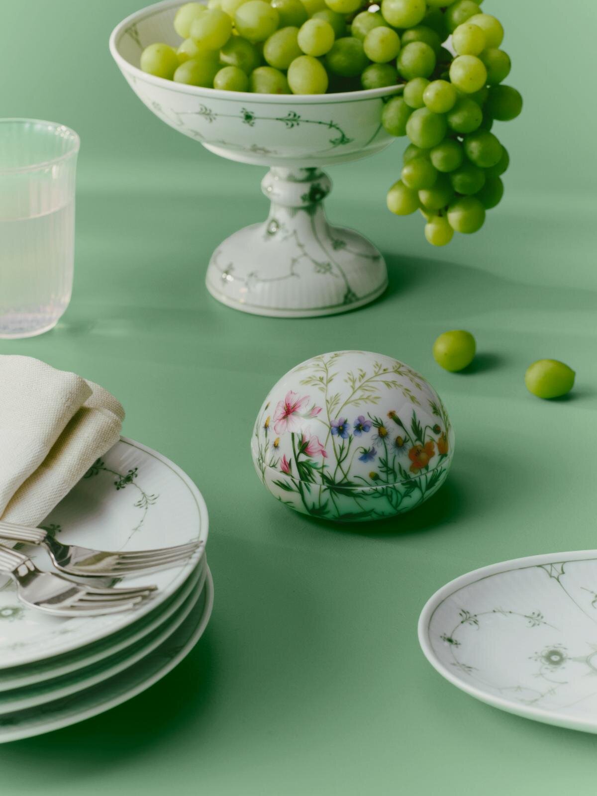 ロイヤル コペンハーゲン“たまご型”の磁器製イースターオーナメント