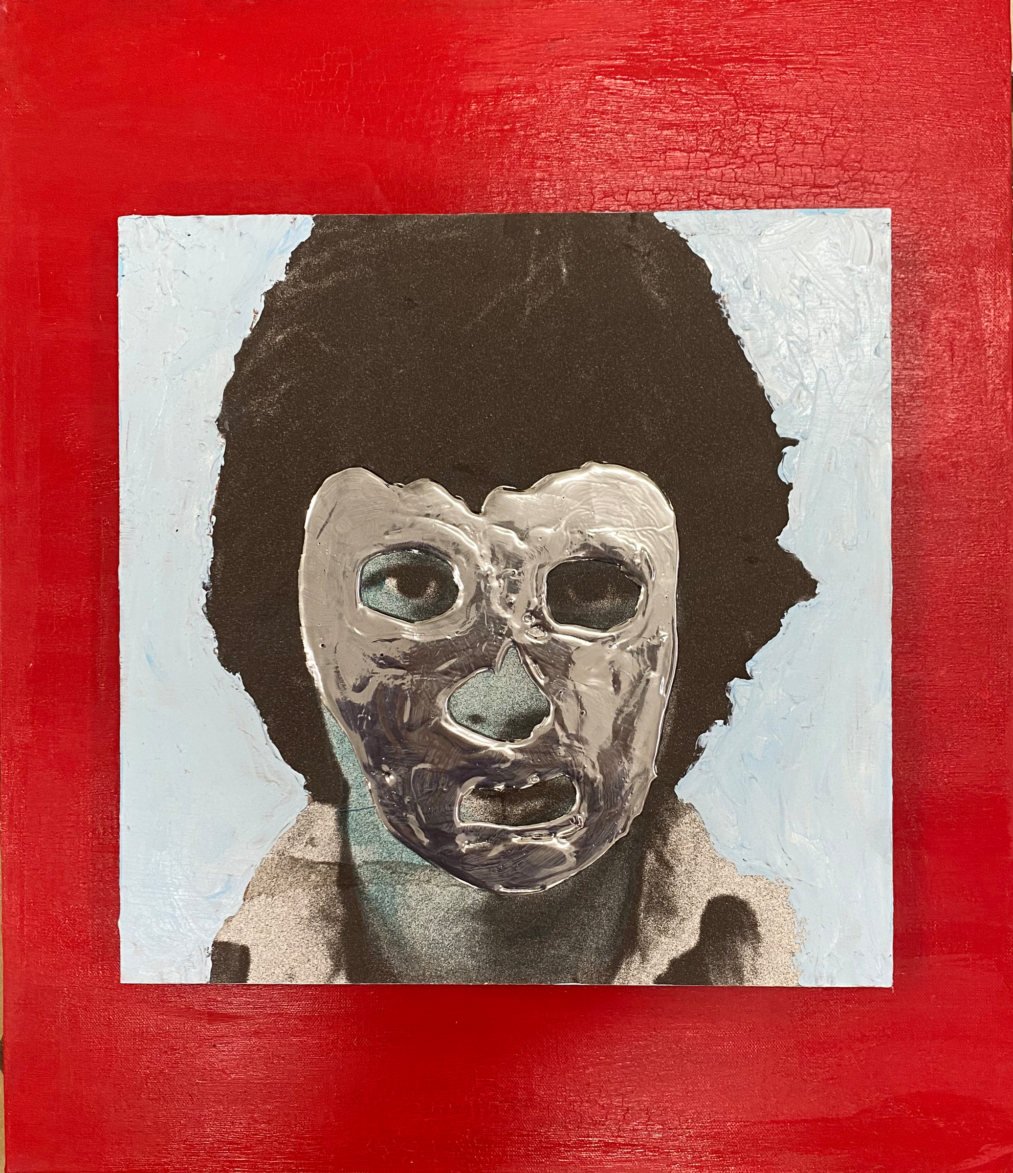 イラストレーターのbuggyが新作個展を開催、顔の一部をメッキで覆った