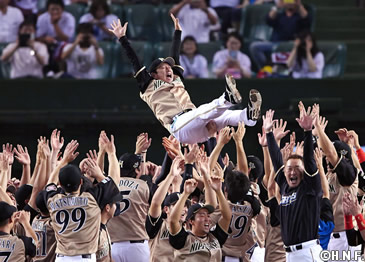 4年ぶり7度目のリーグ制覇、栗山監督が8度宙を舞う | 北海道日本ハム