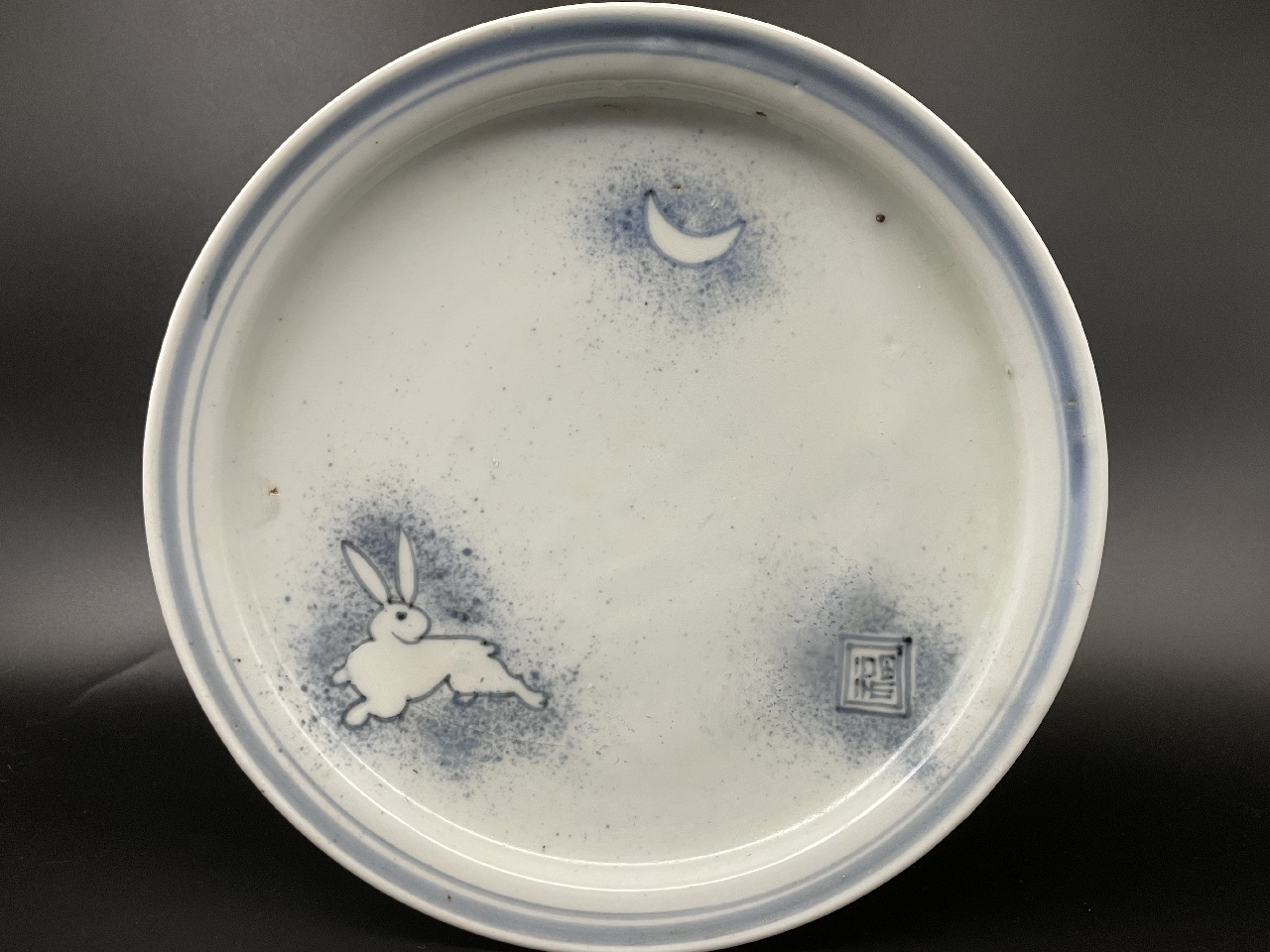 ギャラリー安原 / №01．初期伊万里 吹墨 月兎文中皿