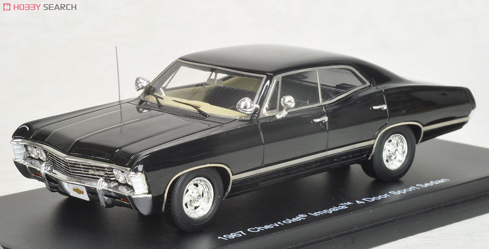 シボレー インパラ 4ドアスポーツセダン 1967 ブラック (ミニカー