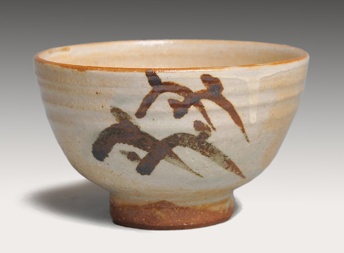 鉄絵山文茶碗 三浦小平二(作) | 古美術ささき