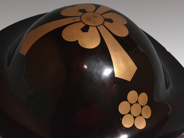 陣笠 江戸時代 木製漆塗 七つ星 剣片喰紋入り | 古美術ささき