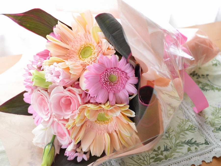 キュートなブーケ SilkyBreath （バラとガーベラの花束） ピンク系