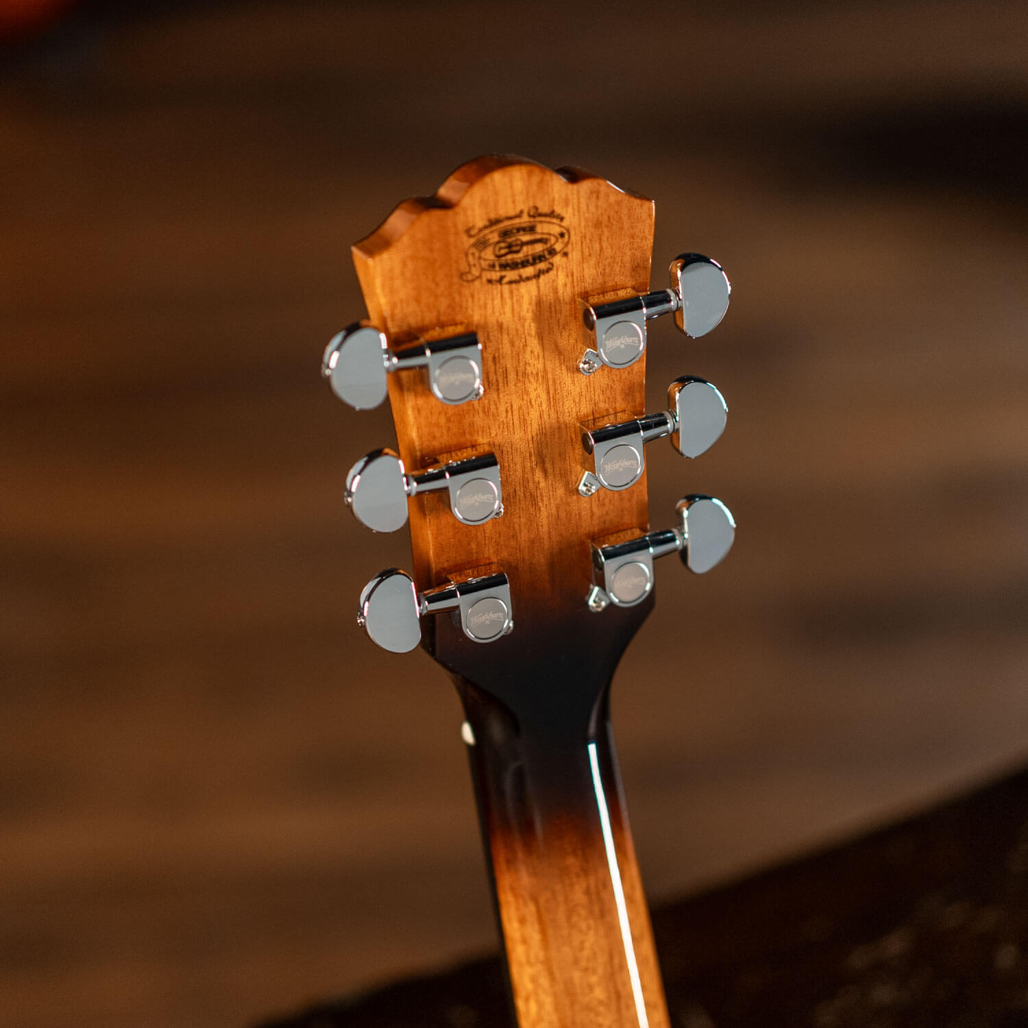 コンフォート・アームレストが印象的な、ワッシュバーン「WCG10CE