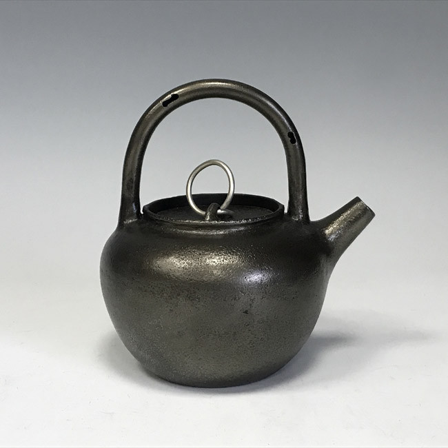 hn2984sa 般若勘渓作 素文鉄砲口砂鉄鉄瓶 約0.6L 鉄瓶 【日本製・証明