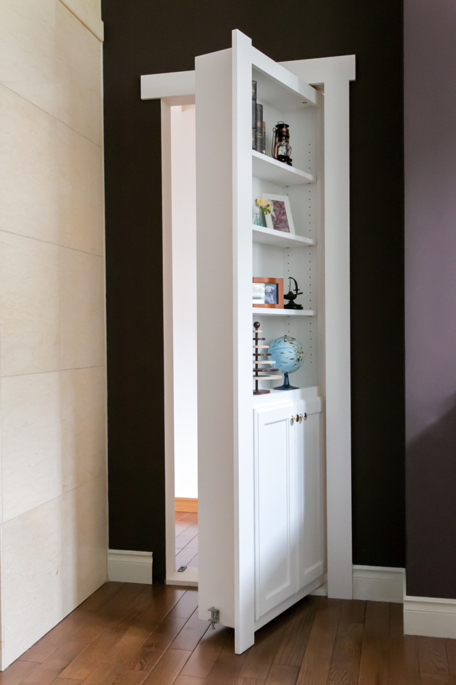 見た目は収納棚、実はドア「Hidden Door ヒドゥンドア 木製内部隠し